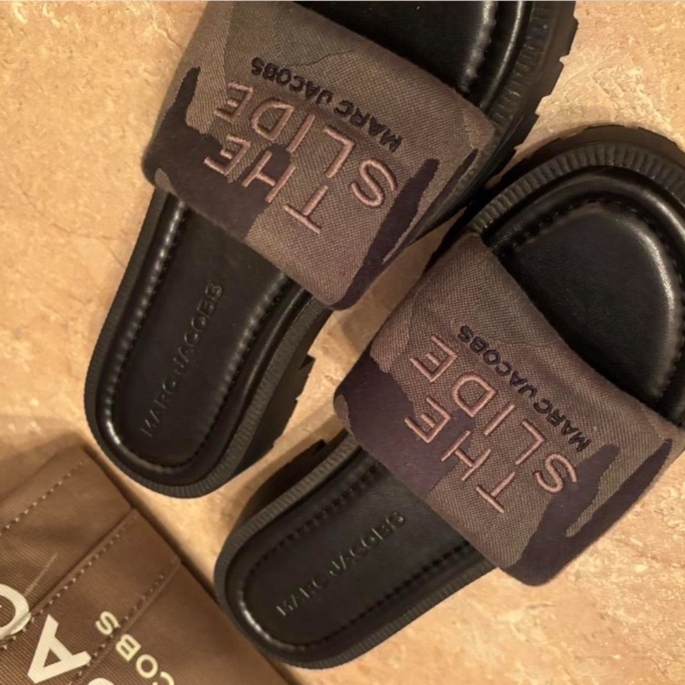 Marc Jacobs THE SLIDE lugs in Camo.
